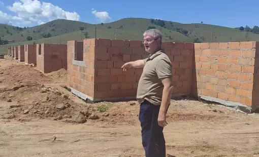 Prefeito Mildson Medeiros faz visita em obras do novo conjunto habitacional. Primeira etapa serão 44 casas