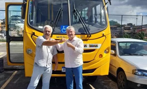 Prefeito Mildson Medeiros recebe novo ônibus para transporte escolar em Itanhém 