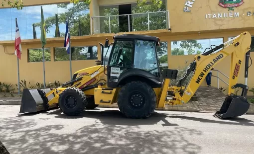 Prefeito Mildson recebe retroescavadeira, depois de três caçambas, dois tratores, automóveis, ônibus escolar e ambulância