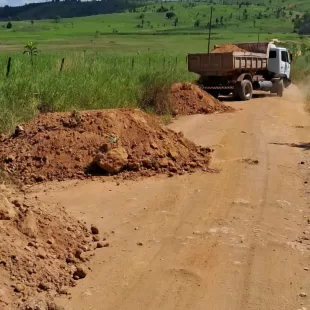 Veja vídeo  - Presidente da Câmara Paulinho Correia e prefeitura de Itanhém realizam parceria para cascalhamento da estrada que liga Itanhém à Comunidade dos Arrudas e dos Ferreira