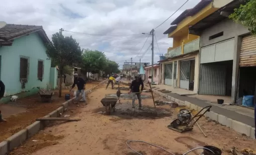 Prefeitura de Itanhém inicia serviços de pavimentação de cinco ruas nos fundos do mercado municipal