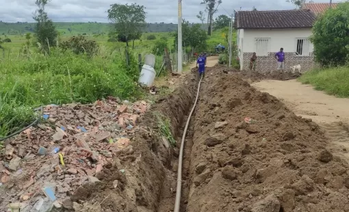 Prefeitura de Itanhém leva água encanada ao bairro Santa Maria