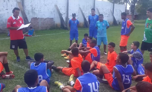 Realizada peneira de futebol com o técnico Ademir Bidu no campo Teixeirinha em Itanhém