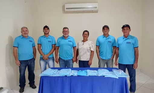 Secretaria de Educação de Itanhém entrega novos uniformes aos motoristas, acompanhantes e vigilantes